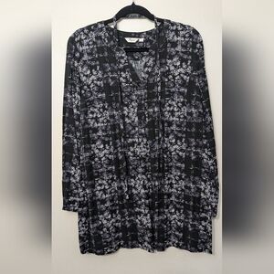 Thyme Maternity Women’s Black Floral Button-Front V-Neck Top